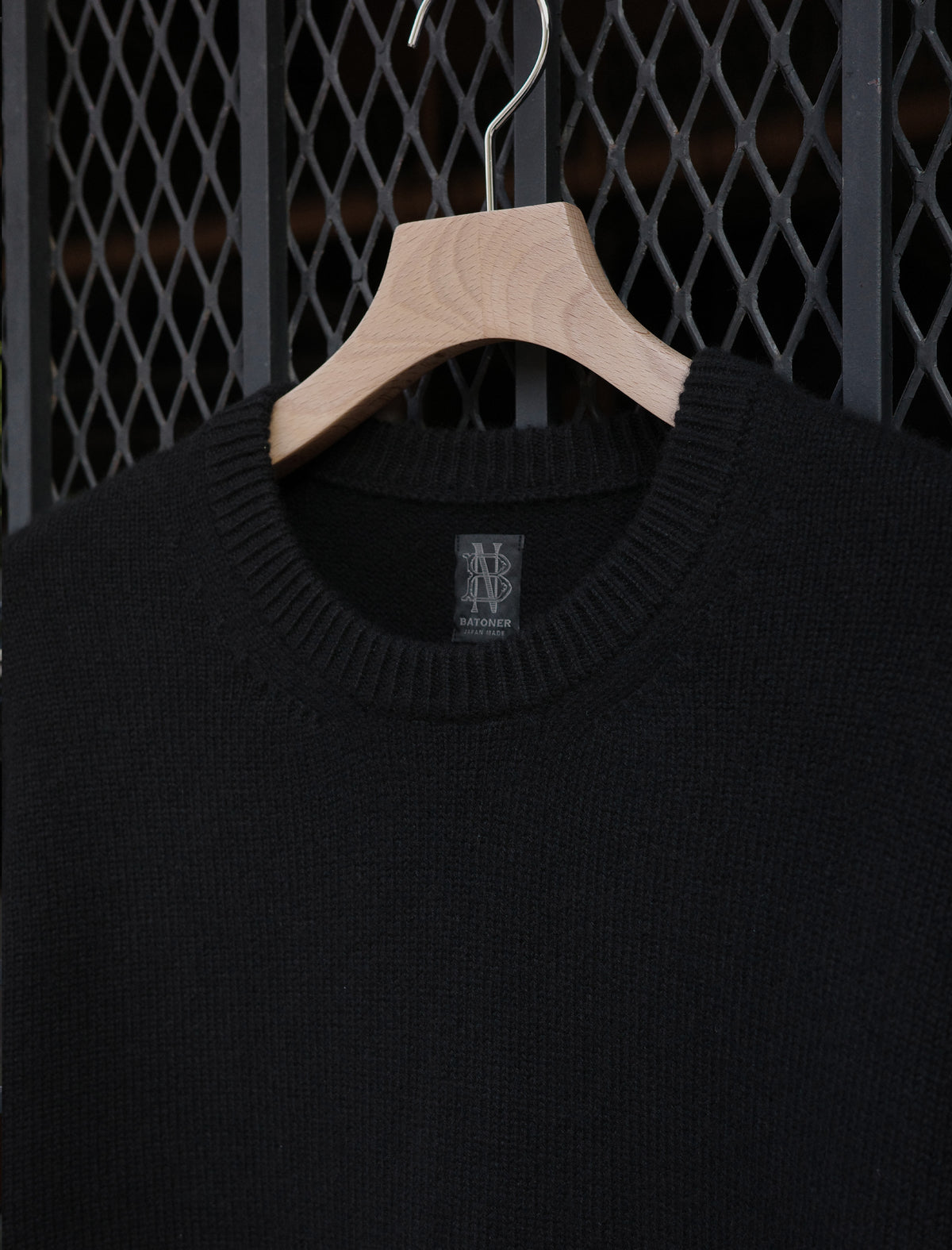 BATONER Innocent Cashmere Middle Weight Crewneck - Solid Black