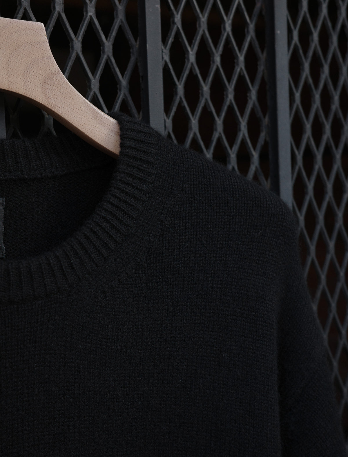 BATONER Innocent Cashmere Middle Weight Crewneck - Solid Black
