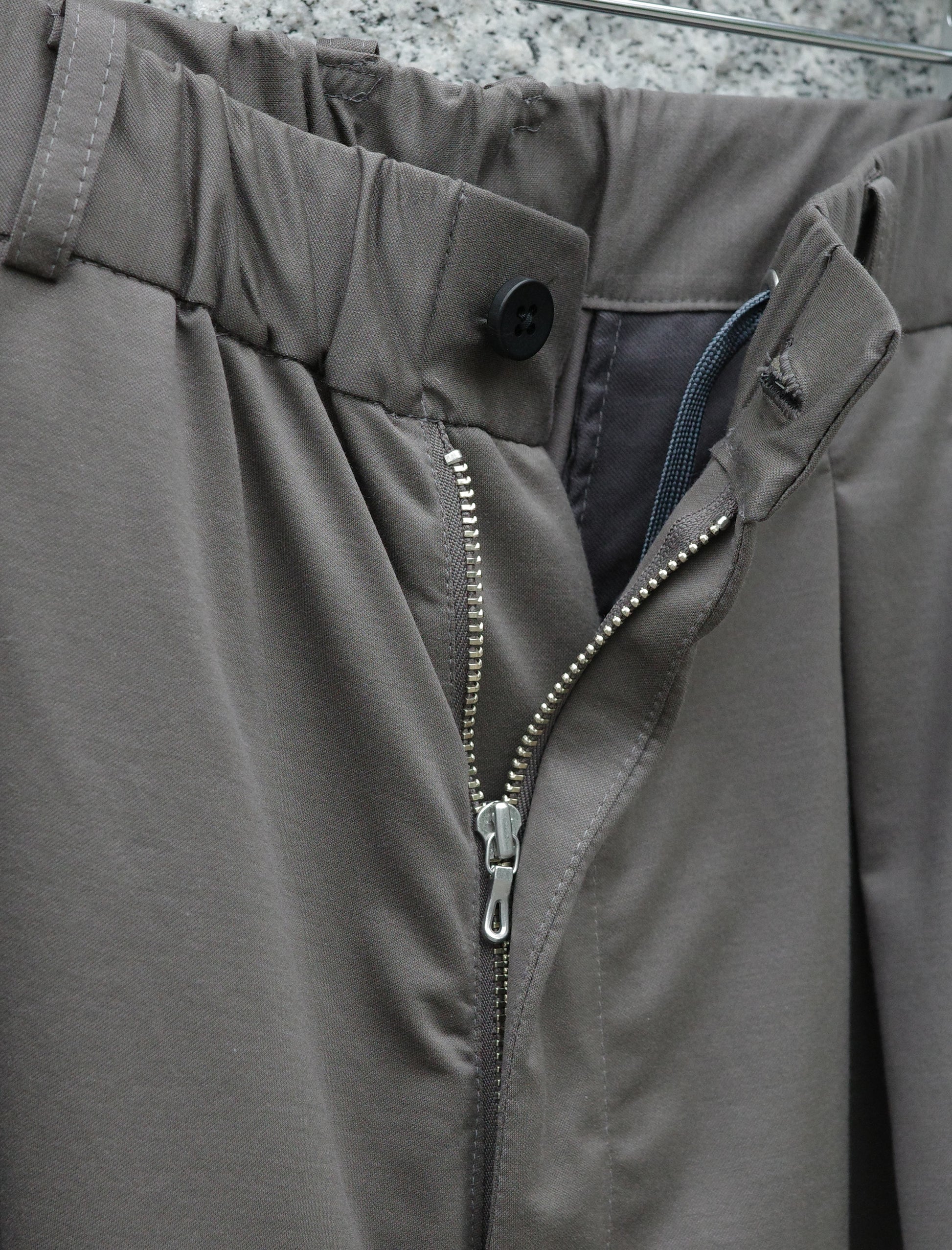 46G Tuck Easy Shorts - Charcoal