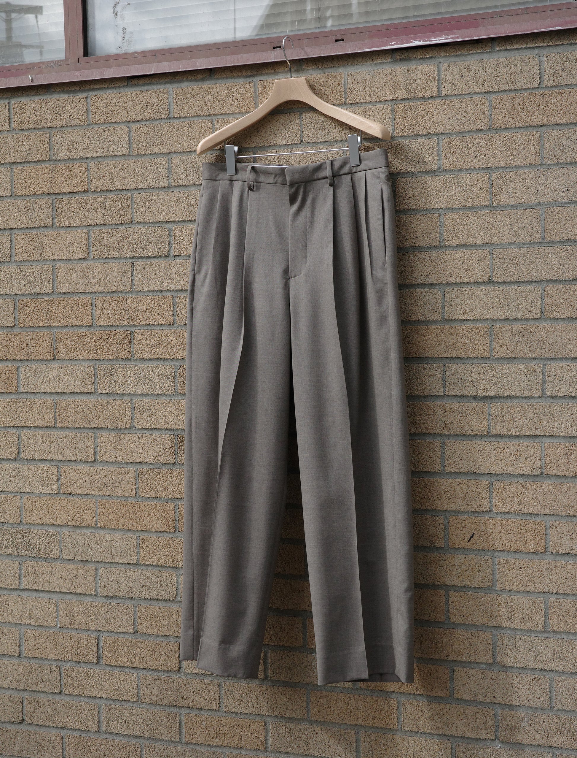 YLEVE Super 120's Wool Chambray Tuck Trousers - Mocha