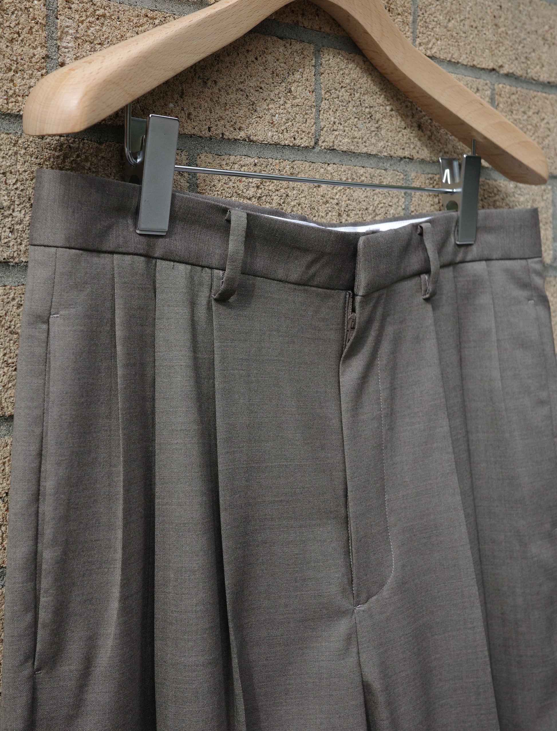 Super 120's Wool Chambray Tuck Trousers - Mocha